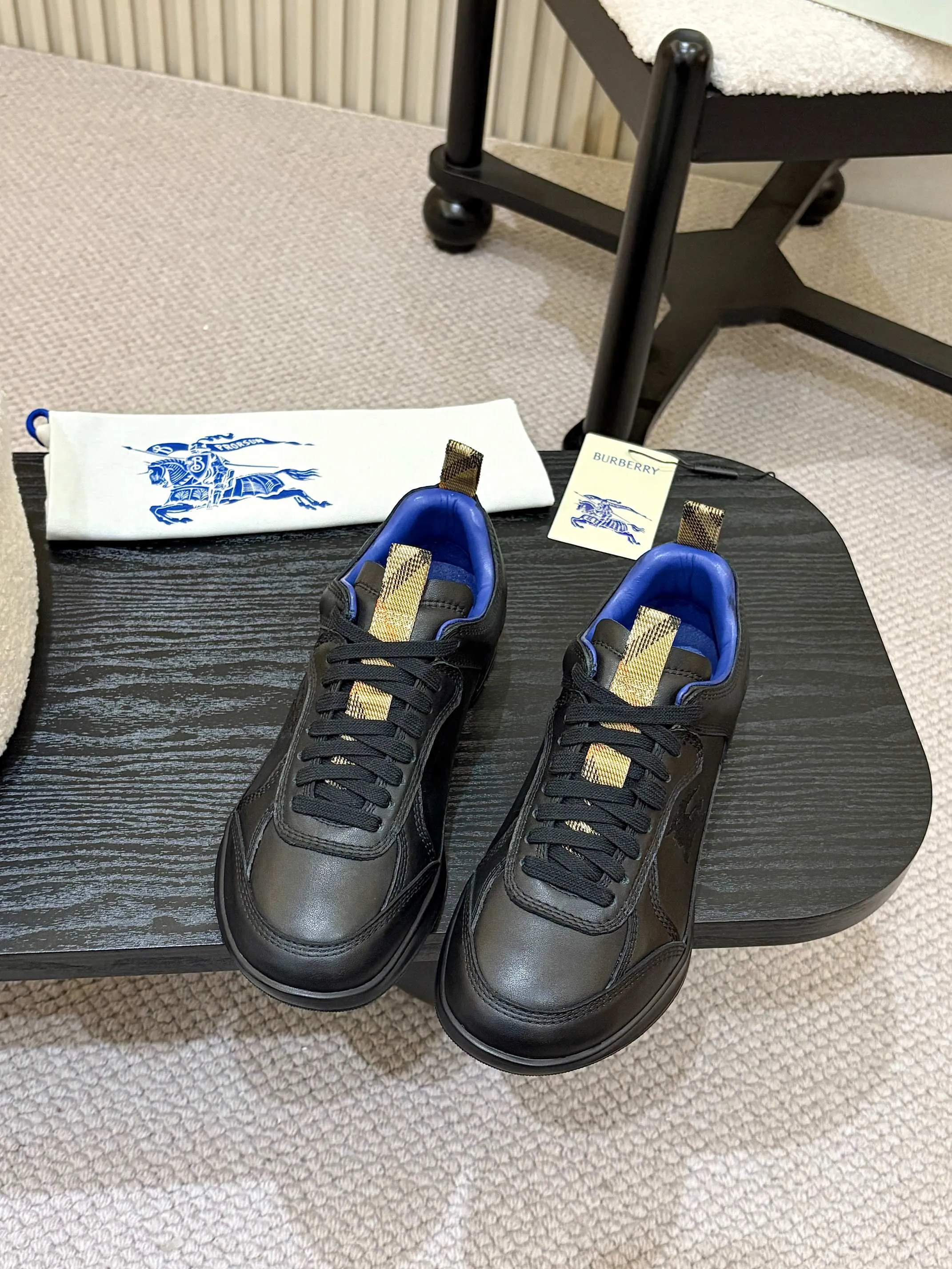 Men's shoes 💰640 Burberry's popular casual sneakers, debuted at the brand's 2025 summer fashion show. Made of refined Italian leather with tonal topstitching details, it's inspired by sporty design. Paired with lightweight soles and Burberry checkered shoe tabs, embellished with embroidery of the brand's Equestrian Knight logo (EKD) ✅Fabric: frosted/grained cowhide ✅Lining: sheepskin ✅Outsole: ultra-light rubber sole ✅Color: black/white/apricot available ✅Size: Men's 39-46 (45, 46 customized)